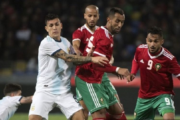 Pemain Maroko, Mehdi Benatia (kanan), bertarung memperebutkan bola dengan pemain Argentina, Leandro Paredes, pada pertandingan persahabatan antara Maroko vs Argentina di Tangiers pada 26 Maret 2019.