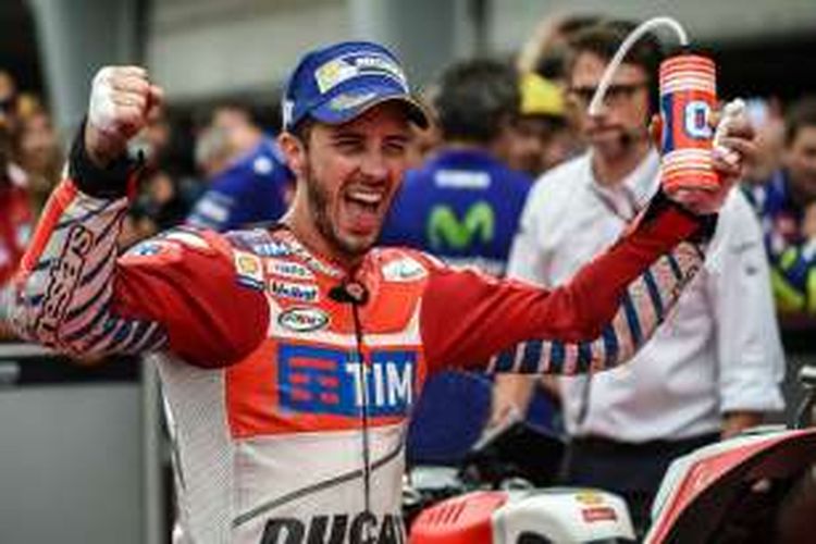 Pebalap Ducati Team asal Italia, Andrea Dovizioso, merayakan keberhasilannya meraih pole position setelah menjadi yang tercepat pada sesi kualifikasi GP Malaysia di Sirkuit Sepang, Sabtu (29/10/2016).