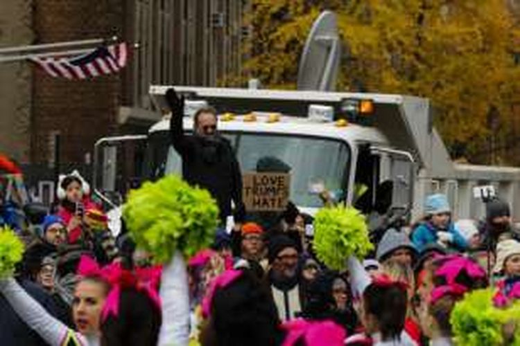 Warga menyaksikan the 90th Macy's Annual Thanksgiving Day Parade pada Kamis (24/11/2016) di Kota New York.