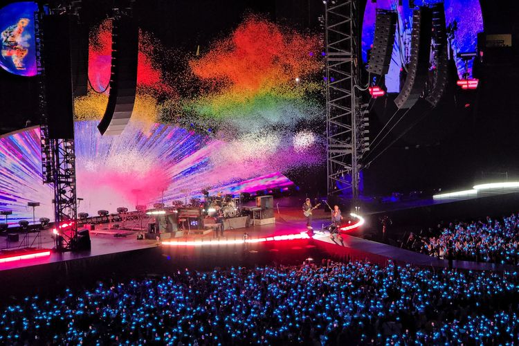 Band Coldplay yang tengah membawakan lagu Adventur of Life Time di konser bertajuk Coldplay Music of the Spheres World Tour