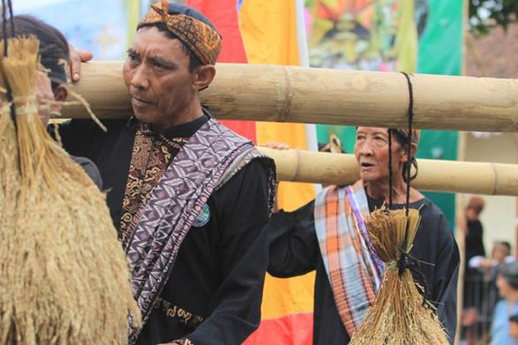 Tradisi Seren Taun yang telah ada sejak zaman Sunda kuno yang awalnya sebagai simbol penghormatan kepada Nyi Pohaci Sanghyang Asri, seorang Dewi Padi pada kepercayaan Sunda kuno.