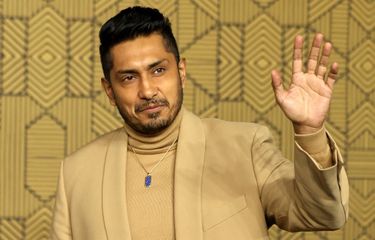 Aktor asal Mexico Tenoch Huerta berpose di karpet merah acara pemutaran perdana di Eropa film Black Panther: Wakanda Forever yang digelar di London, Inggris, pada 3 November 2022. Tenoch Huerta adalah pemeran Namor.