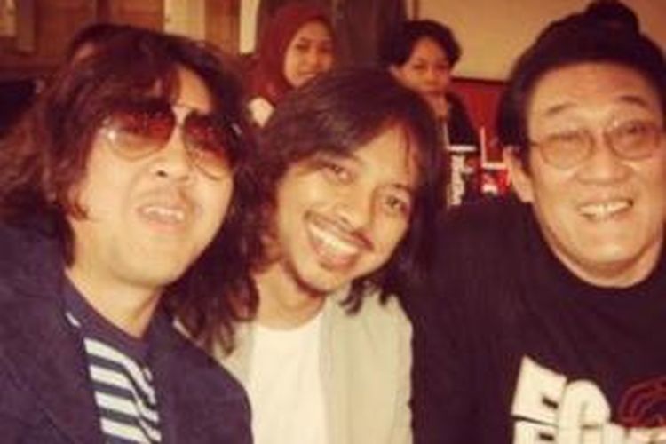 Gitaris I Dewa Gede Budjana (tengah) berfoto bersama pelawak Jojon (kanan) dan David (kiri), vokalis band NAIF.