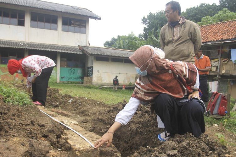 Tim dari Balai Arkeologi Sumatera Selatan meneliti temuan bebatuan yang diduga candi abad ke 12 di kawasan lorong RH Umar, Kelurahan 1 Ilir, Kecamatan Ilir Timur II Palembang, Rabu (30/12/2020).