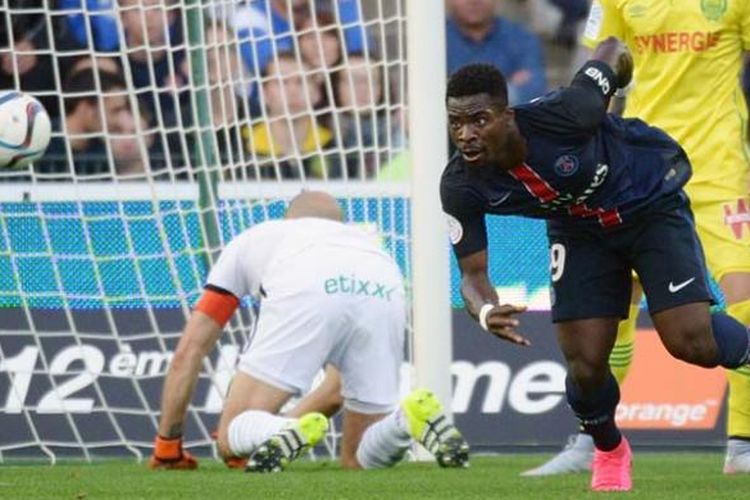 Bek Paris Saint-Germain asal Pantai Gading, Serge Aurier (2 dari kanan), mencetak gol ke gawang Nantes pada laga Ligue 1 di Beaujoire stadium di Nantes, Sabtu (26/9/2015).