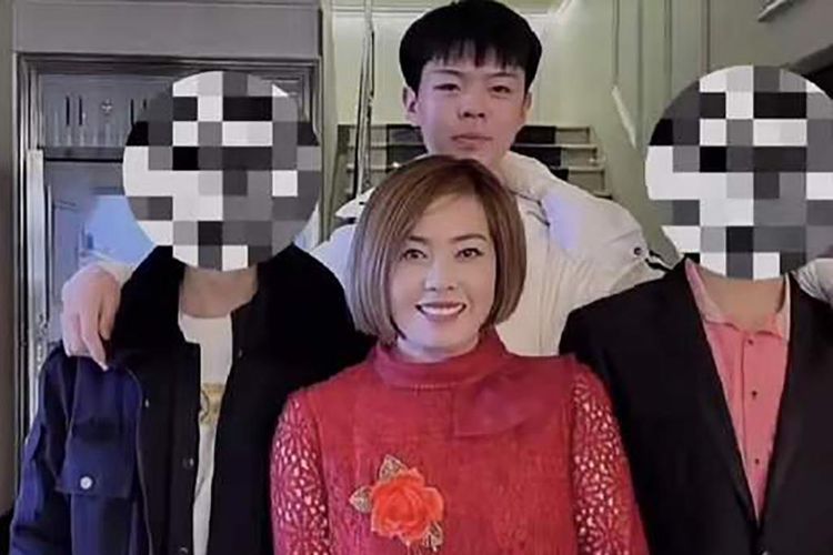 Liu Xuezhou (17) dan ibu kandungnya yang hanya diidentifikasi dengan nama keluarga Zhang. Liu dijual oleh orangtuanya pada 2005, dan setelah bertemu lagi dengan ayah serta ibu kandungnya dia ditolak. Liu kemudian bunuh diri di pantai pada Senin (24/1/2022).