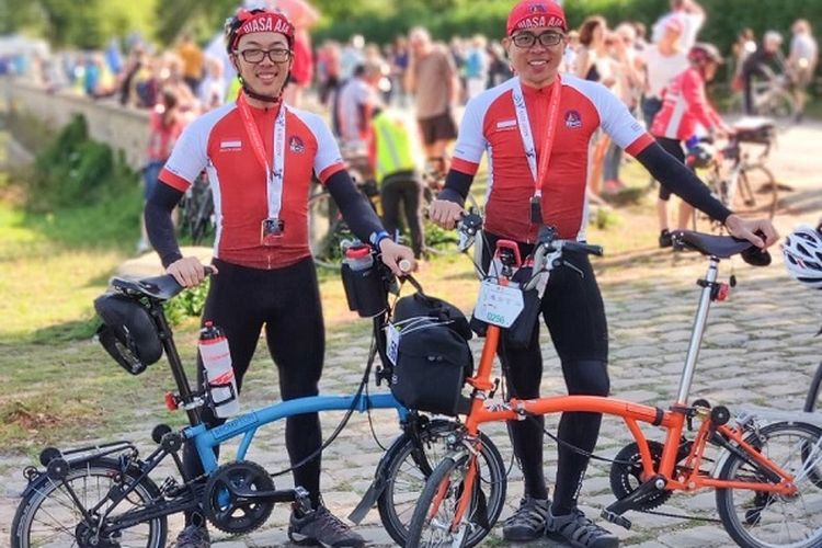 Dua pesepeda asal Indonesia yakni Sandi Adila (kanan) dan Hendriyanto Wijaya (kiri) sewaktu mengikuti ajang sepeda jarak jauh Paris-Brest-Paris (PBP) 2019.