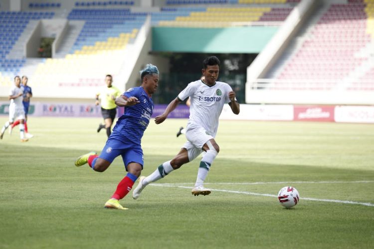 Piala Menpora 2021 ditandai dengan bergulirnya laga Grup A yang mempertemukan Arema FC vs Tira Persikabo di Stadion Manahan, Solo, pada Minggu (21/3/2021).
