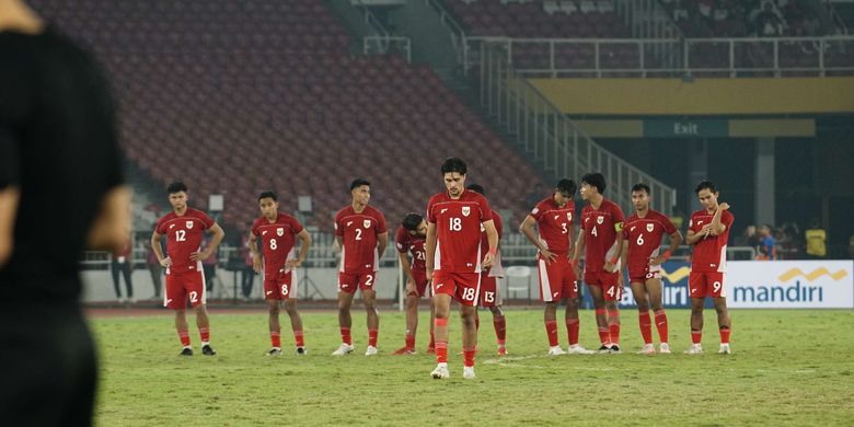 Ekspresi sejumlah timnas U23 Indonesia saat menjalani adu penalti dalam laga semifinal Piala AFF U23 2025 saat menghadapi Thailand di Stadion Utama Gelora Bung Karno, Jumat (25/7/2025).