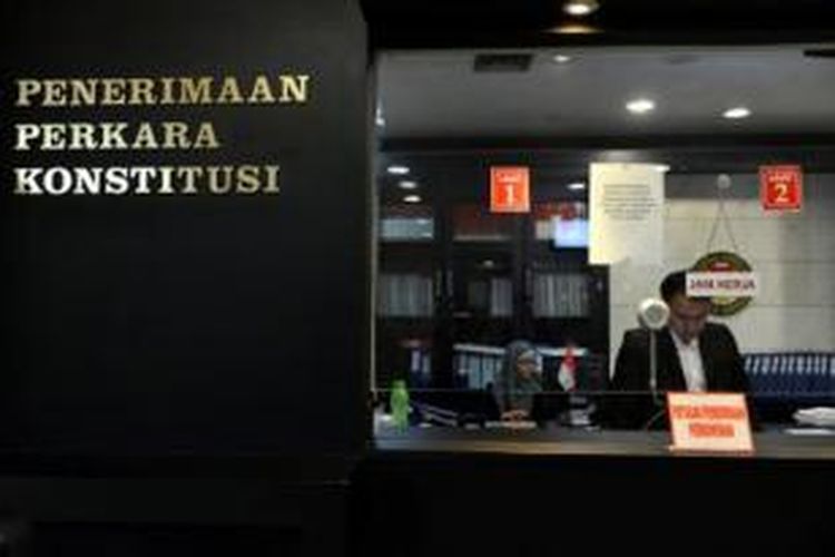Petugas penerima pendaftaran sengketa pemilihan umum presiden berjaga di Gedung Mahkamah Konstitusi, Jakarta, Rabu (23/7). Pendaftaran sengketa pilpres akan dilayani hingga Jumat (25/7) malam.