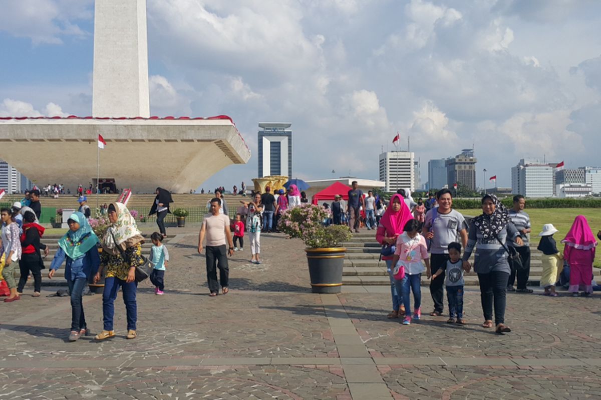 Suasana pada libur Lebaran 2017 di Kawasan Monas, Jakarta Pusat, Rabu (28/6/2017).