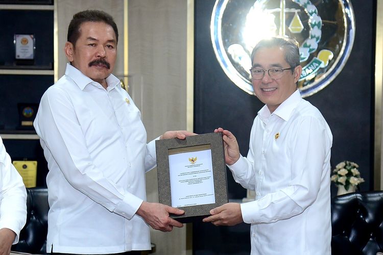 BPK menyerahkan Dua Laporan Hasil Pemeriksaan Penghitungan Kerugian Negara (PKN) kepada Kejaksaan Agung di Kantor Kejaksaan Agung Republik Indonesia, Kamis (1/2/2024).