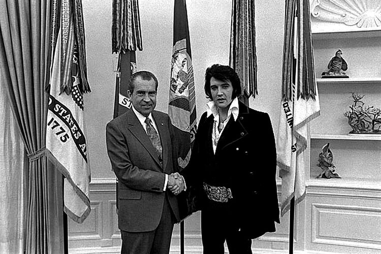 Elvis Presley berjabat tangan dengan mantan Presiden AS, Richard Nixon di Gedung Putih pada 21 Desember 1971.
