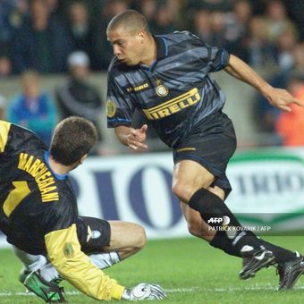 Striker Inter Milan, Ronaldo Luiz Nazario da Lima, mendribel melalui kiper Lazio, Luca Marchegiani, pada final Piala UEFA 1998 di Parc des Princes, 6 Mei 1998.