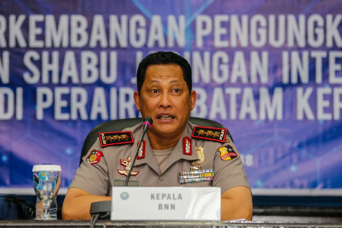 Kepala Badan Narkotika Nasional (BNN) Komjen Pol Budi Waseso memberikan keterangan pers saat pengungkapan narkotika jaringan internasional dari Taiwan di gedung BNN, Jakarta Timur, Selasa (20/2/2018). BNN melakukan operasi gabungan bersama Polri, Bea Cukai, dan TNI AL berhasil mengamankan empat tersangka dan mengamankan shabu seberat 1 ton dan 37 kilogram dan ditaksir bernilai melebihi 2 triliyun rupiah.