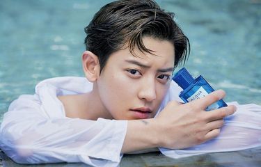 Personel EXO, Chanyeol, saat pemotretan untuk majalah High Cut di Bali, Indonesia, beberapa waktu lalu.