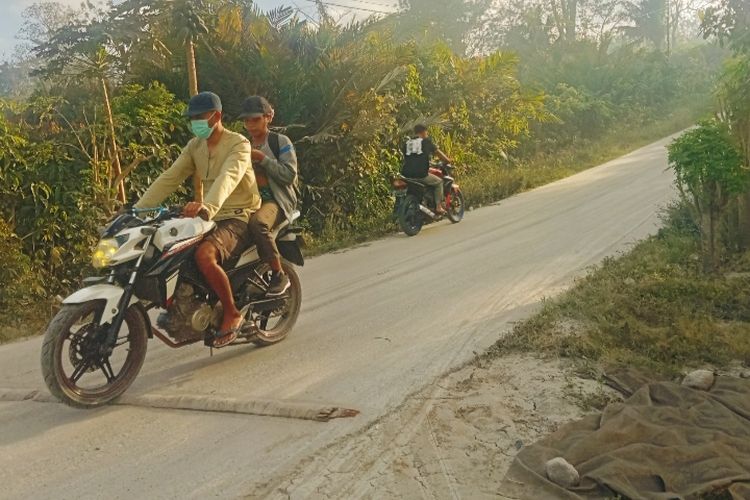 Dua sepeda motor sedang melintas di jalan Desa Hokeng Jaya, Kecamatan Wulanggitang, Kabupaten Flores Timur