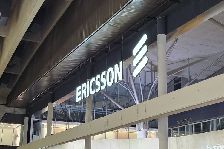 Ilustrasi logo Ericsson di booth MWC Barcelona 2024