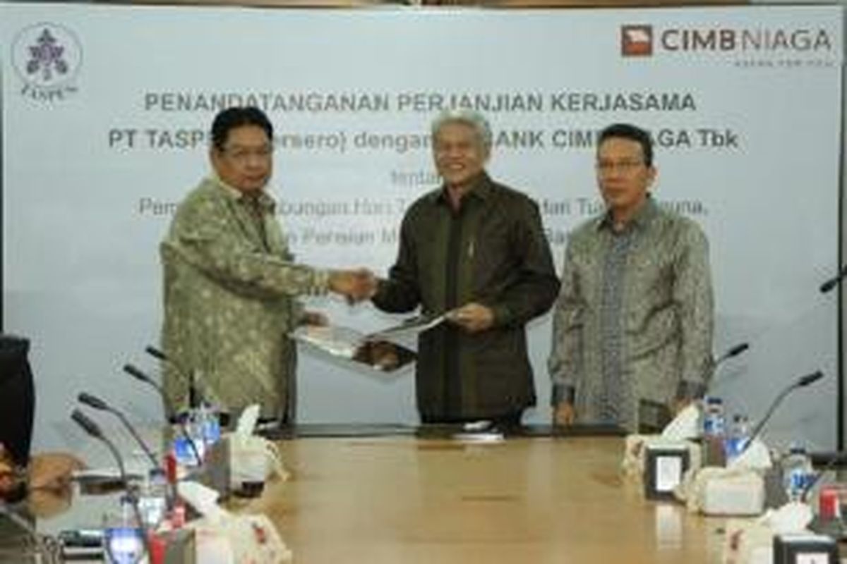 Dirut Taspen Iqbal Latanro (kiri) dengan Dirut CIMB Niaga Arwin Rasyid (tengah)