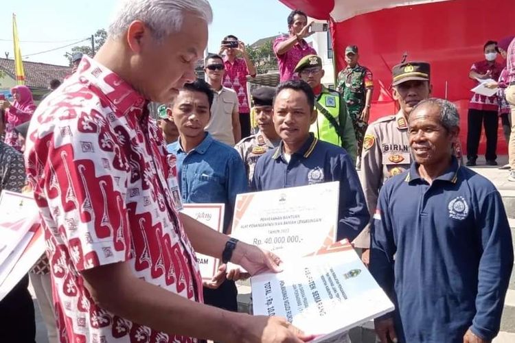 Gubernur Jawa Tengah Ganjar Pranowo secara simbolis menyerahkan bantuan di Kabupaten Semarang