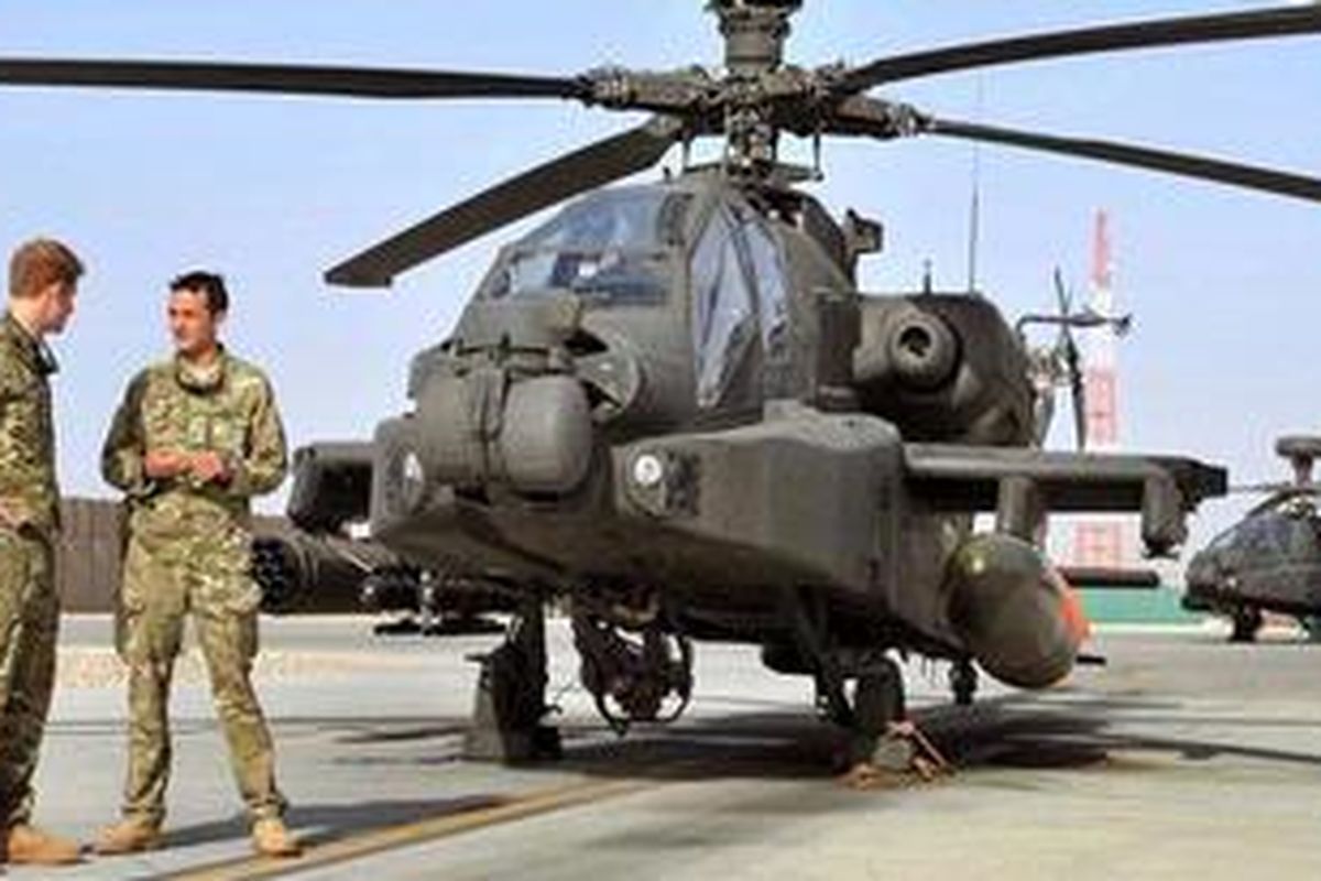 Pangeran Harry (kiri) memang terlatih sebagai pilot helikopter tempur Apache di Angkatan Darat Kerajaan Inggris.