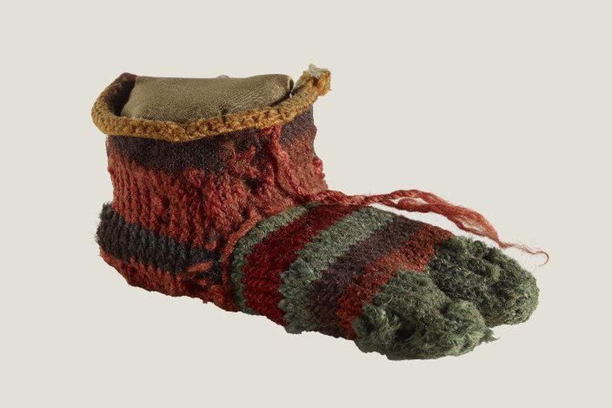 Foto kaus kaki yang dibuat oleh orang Mesir kuno 1700 tahun yang lalu. 