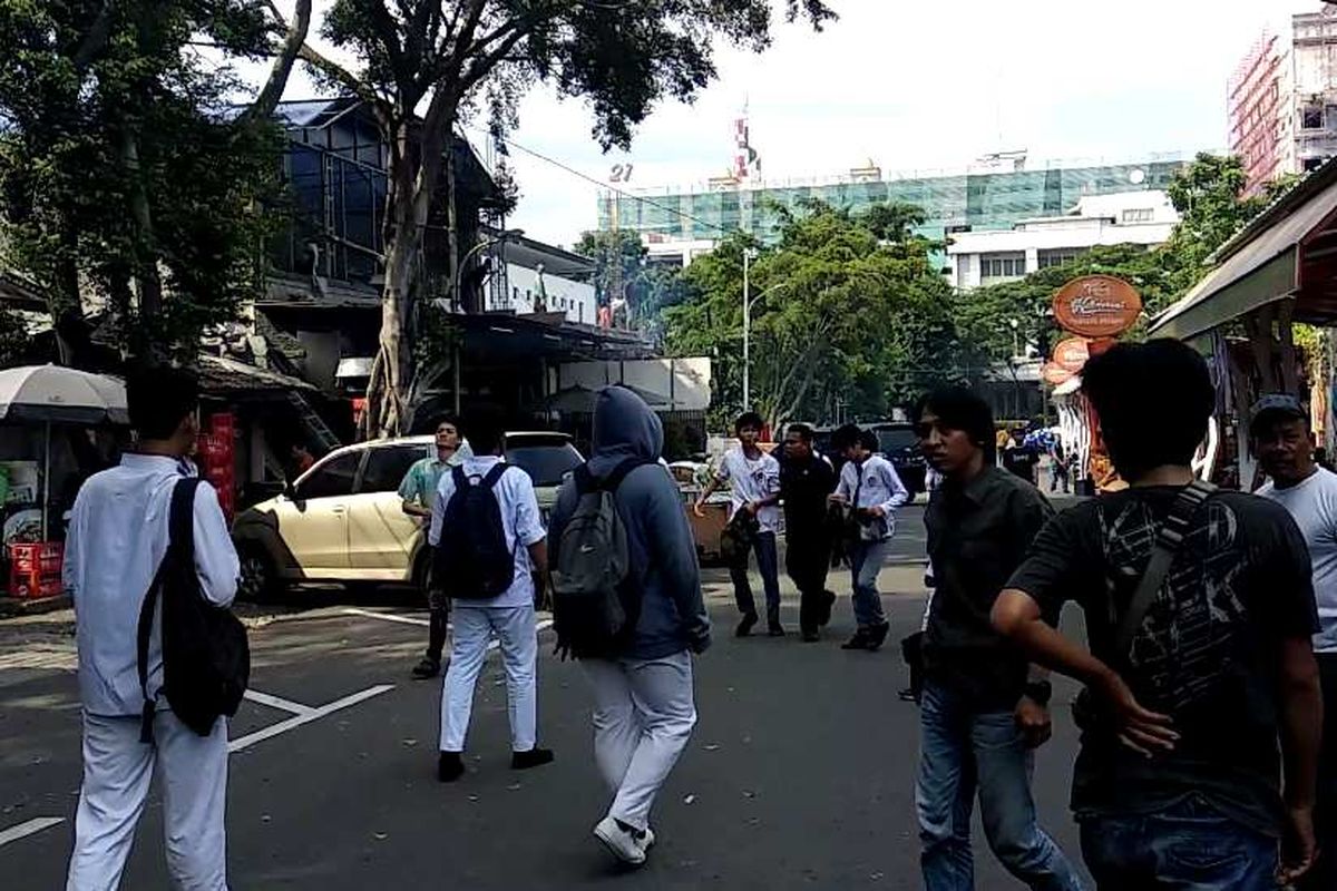 Aksi penyerangan di SMA/SMK Dharma Karya, Jakarta Selatan, Jumat (8/12/2017).