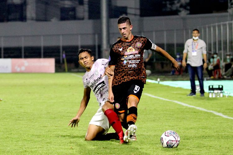 Pemain asing Persiraja Banda Aceh Bruno Dybal dijaga ketat pemain Bali United Ricky Fajrin saat pertandingan pekan 30 Liga 1 2021-2022 yang berakhir dengan skor 0-1 di Stadion Kompyang Sujana Denpasar, Jumat (11/3/2022) malam.