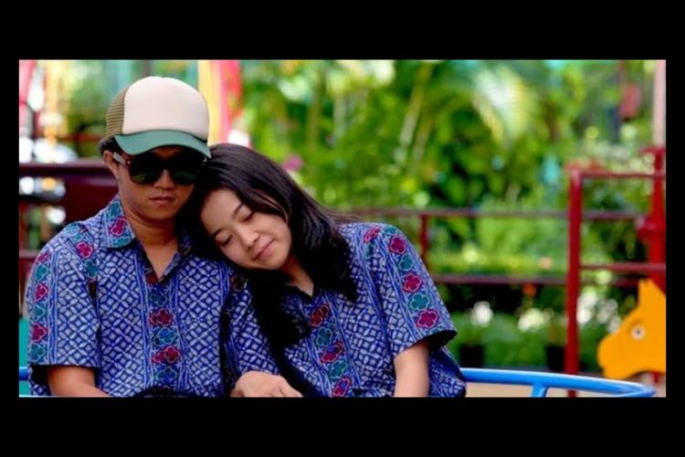 Anggun Priambodo dan Karina Salim dalam film What They Dont Talk About When They Talk About Love (2013)