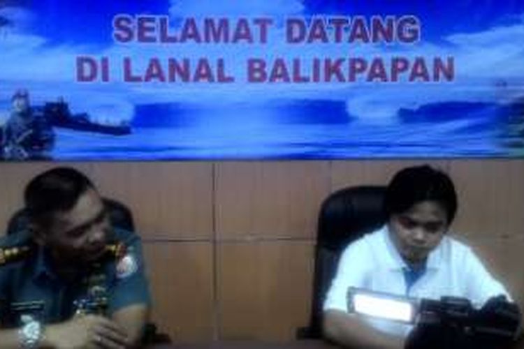 Danlanal Balikpapan Letkol Laut (P) Luhut Siagian dan Andi Wahyu, ABK tugboat Charles 001, saat memberi keterangan.