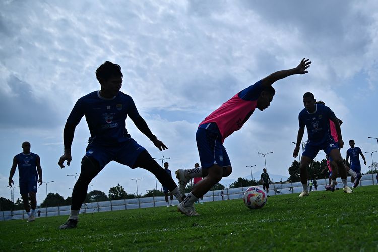 Suasana latihan perdana Persib Bandung di masa pramusim jelang Liga 1 2025-2026, Senin (30/6/2025) di lapangan pendamping Stadion Gelora Bandung Lautan Api (GBLA). 