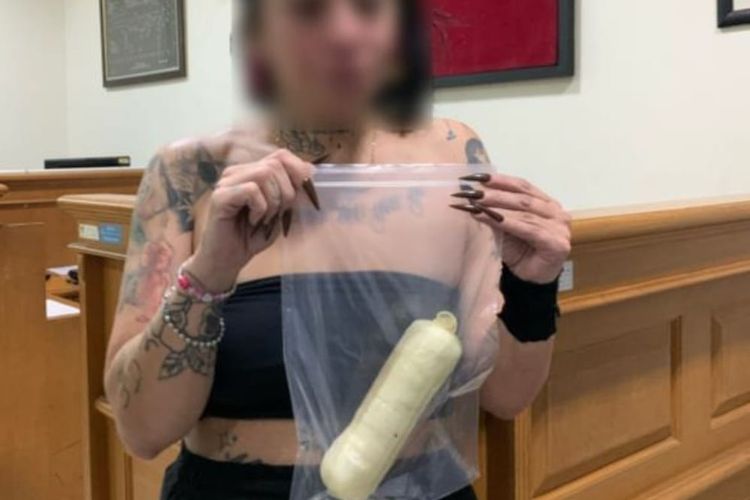 GE (46), perempuan berkebangsaan Argentina saat menunjukkan barang bukti Narkotika jenis kokain seberat 323 gram yang diselundupkannya lewat Bandara Internasional I Gusti Ngurah Rai, pada Selasa (25/3/2025). 