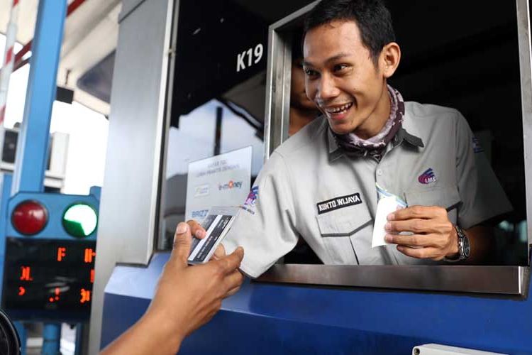 Transaksi non-tunai menggunakan kartu e-toll cuma butuh waktu 2-3 detik