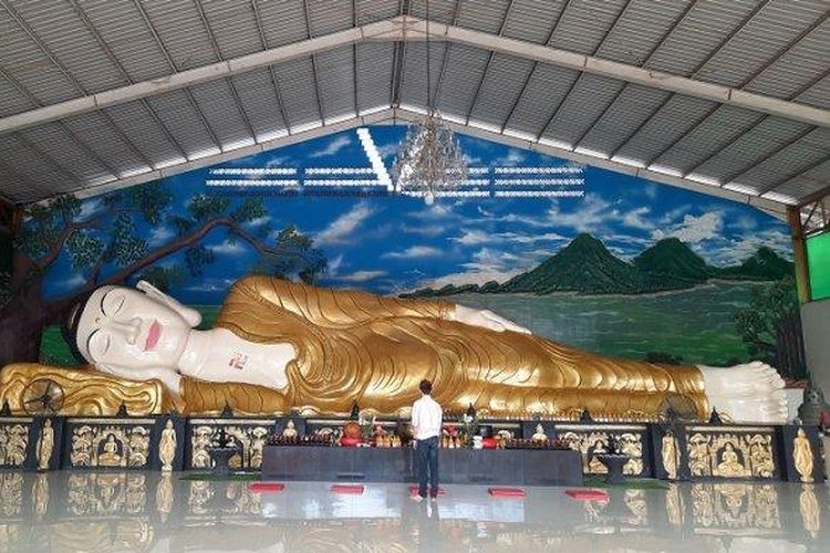 Patung Buddha Tidur berukuran raksasa di Vihara Buddha Darma & 8 Pho Sat di Tajurhalang, Kabupaten Bogor, Kamis (12/1/2023).
