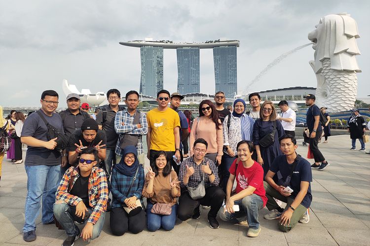 Para pemenang lomba foto TechTrip berpose bersama tim dari Vivo dan KompasTekno di depan sejumlah ikon Singapura di wilayah Marina Bay, Jumat (1/11/2019).