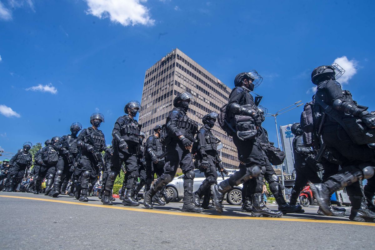 Petugas Brimbob bersiaga untuk melakukan penyekatan guna mengantisipasi membludaknya massa Reuni 212 di kawasan Sarinah Thamrin, Jakarta, Kamis (2/12/2021). Pihak kepolisian melakukan penyekatan di sejumlah wilayah karena pelaksanaan Reuni 212 tidak mendapat izin serta dapat meningkatkan risiko penyebaran Covid-19.