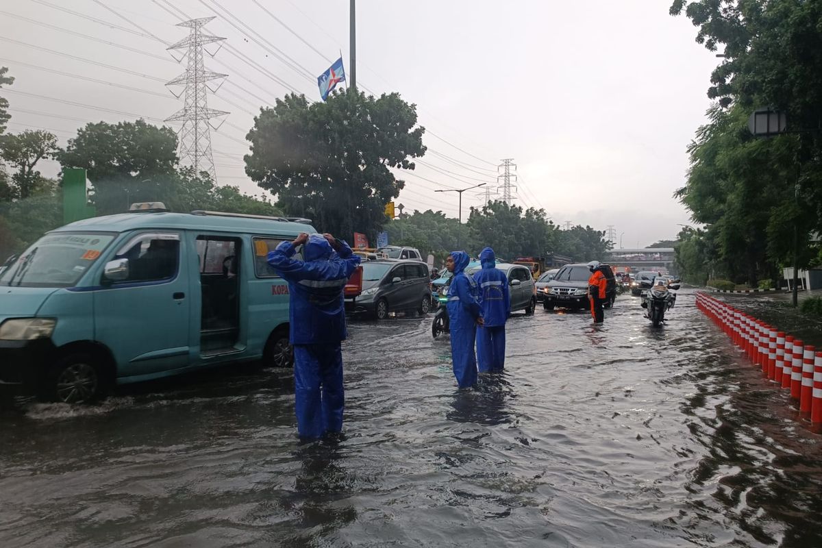 Hujan Deras, 4 Ruas Jalan Di Jakarta Tergenang Banjir