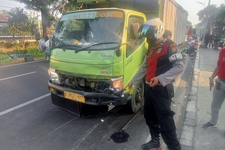 Penampakan truk pengangkut hebel yang mengalami tabrakan dengan sejumlah pemotor di Jalan Raya Lenteng Agung, Jagakarsa, Jakarta Selatan, Selasa (22/8/2023). 