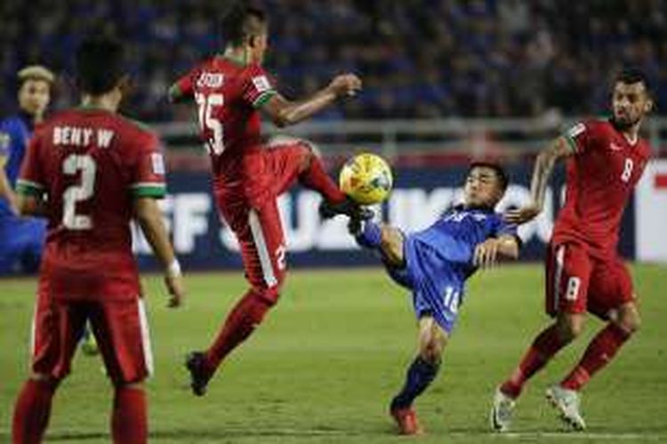 Pemain Indonesia Manahati Lestusen (kedua kiri) berebut bola dengan pemain Thailand Chanathip Songkrasin (biru) dalam laga final Piala AFF 2016 di Stadion Rajamangala, Bangkok, Thailand, Sabtu (17/12/2016). Dalam leg kedua ini Thailand menang 2-0 atas Indonesia. AP PHOTO / WASON WANICHAKORN