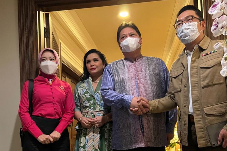 Gubernur Jawa Barat Ridwan Kamil saat bertemu dengan Ketua Umum Partai Golkar Airlangga Hartarto, Senin (16/5/2022).