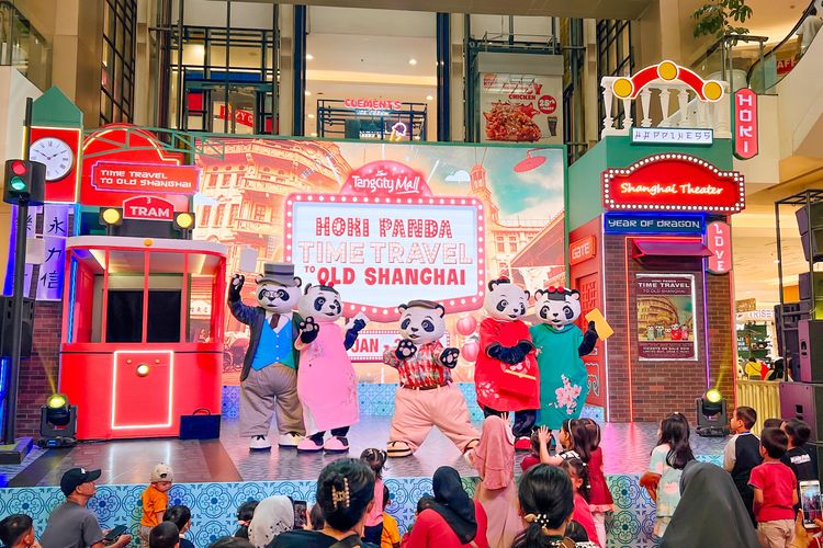 Karakter panda meriahkan perayaan Imlek di Tangcity Mall.