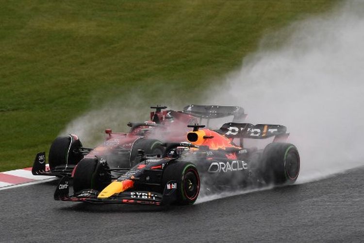 Pebalap Red Bull Racing, Max Verstappen (kanan) dan Charles Leclerc (kiri), ketika beraksi pada balapan F1 GP Jepang 2022 yang berlangsung di Sirkuit Suzuka pada Minggu (9/10/2022) siang WIB.