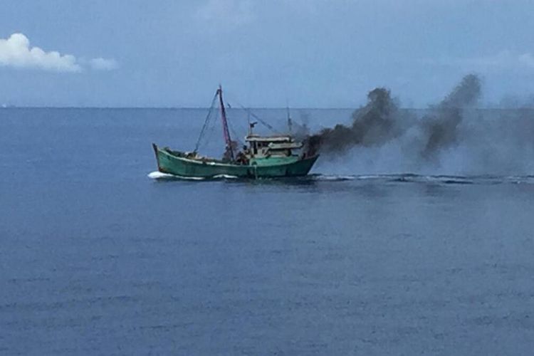 Kepal Negara (KN) Pulau Dana - 323 milik Bakamla RI atau Indonesia Coast Guard berhasil menangkap kapal ikan asing (KIA) asal Vietnam yang diduga melakukan aktivitas pencurian ikan di Laut Natuna Utara, Kabupaten Natuna, Kepulauan Riau (Kepri), Minggu (26/7/2020).
