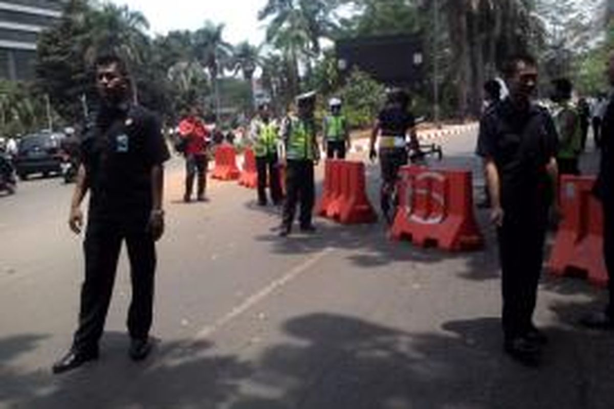 Jelang Pawai Budaya Syukuran Rakyat, Jalan Sudirman ditutup pukul 11.00, Senin (20/10/2014).