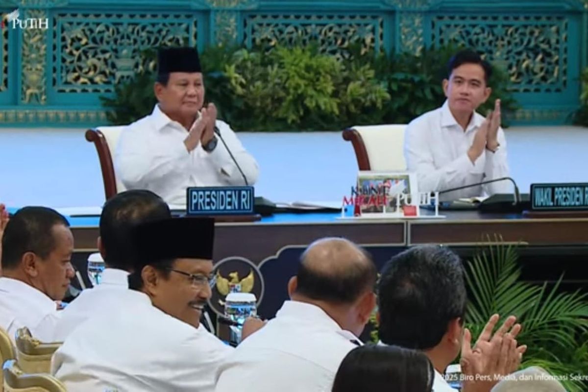 Presiden RI Prabowo Subianto dan jajaran kabinet dalam&nbsp;Sidang Kabinet Paripurna 2025 di Istana Jakarta, Senin (15/12/2025).