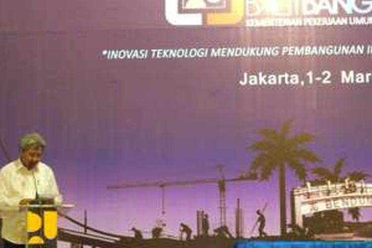 Kepala Badan Pengembangan Infrastruktur Wilayah DR. Ir. Hermanto Dardak, M.Sc memberikan sambutan dalam acara Kolokium Balitbang 2016