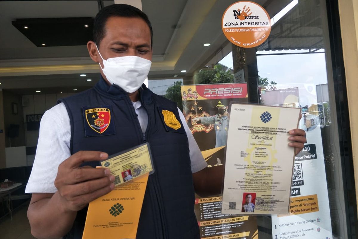 Amggota Satreskrim Polres Pelabuhan Tanjung Priok menunjukan barang bukti SIO palsu, Selasa (2/11/2021). 