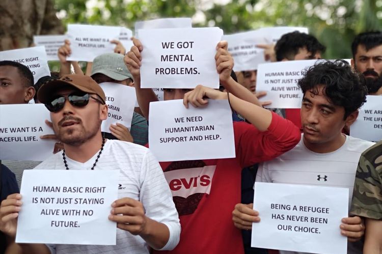 Ratusan pencari suaka mendatangi kantor Internasional Organization for Migration (IOM) di Jalan Peralatan nomor 11 Kecamatan Tanjungpinang Timur, Tanjungpinang, Kepulauan Riau, Senin (5/8/2019).