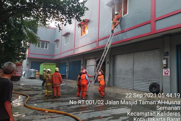 Gudang tinta di Jalan Semanan Raya RT 04/07, Semanan, Kalideres, Jakarta Barat terbakar pada Rabu (22/9/2021). 