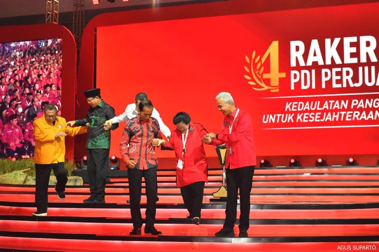 Presiden Joko Widodo dan bakal calon presiden Ganjar Pranowo menggandeng Ketua Umum PDI-P Megawati Soekarnoputri dalam acara pembukaan Rakernas IV PDI-P di Jakarta International Expo, Jumat (29/9/2023).